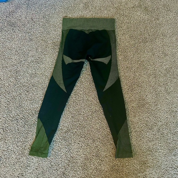 Butt lifting compression leggings - Picture 3 of 3